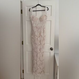 Chic Strapless Lace Dress in Cream